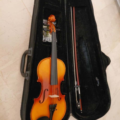 Violin 3/4 and 1/2 size like new with bow and strings