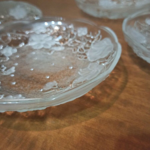 Serving plates like new, set of 4 with embossed floral design