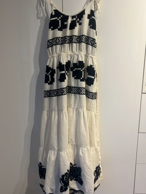 August dress long summer like new, black and white, Small and Medium