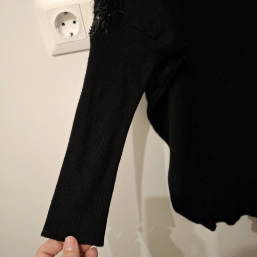 Knitted blouse wide with embroidery on sleeve like new