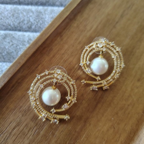 Gold earrings with pearls and zirconia