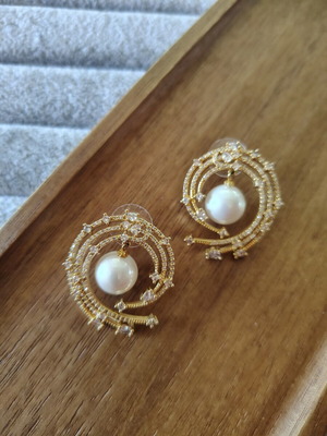 Gold earrings with pearls and zirconia