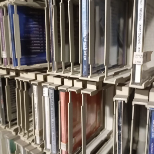 Wall-mounted CD cases like new, lockable, 500 pcs