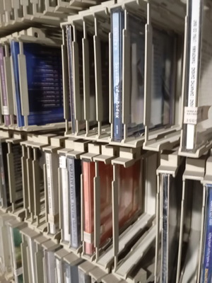 Wall-mounted CD cases like new, lockable, 500 pcs