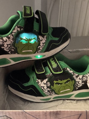 Marvel Avengers Hulk athletic shoes size 33, new