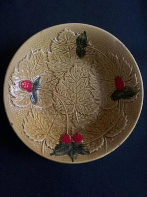 Κεραμικό μπωλ vintage μεταχειρισμένο με ανάγλυφα φύλλα και κόκκινους καρπούς