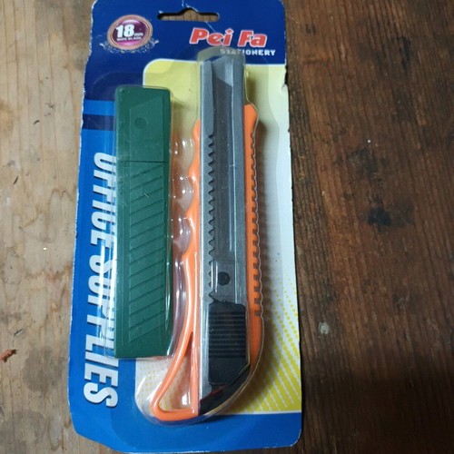 Plastic cutter with replacement blades new