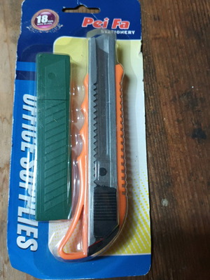 Plastic cutter with replacement blades new