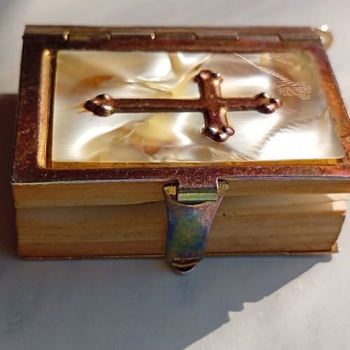Miniature Bible used, 3.5/3 cm with natural mother-of-pearl