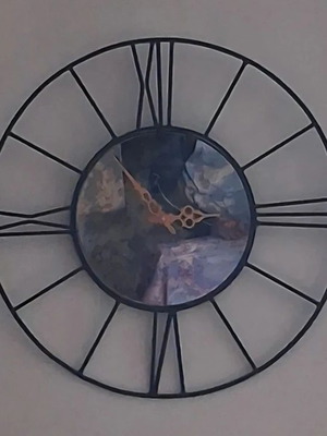 Large Round Wall Clock like new, iron, analog
