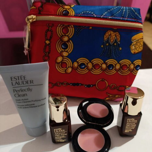 Estée Lauder set of 5 items with cosmetic bag, new