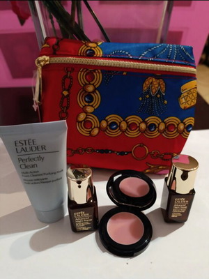 Estée Lauder set of 5 items with cosmetic bag, new