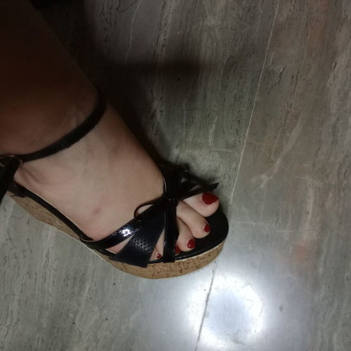 GoGo Shoes platform sandals size 37 black in excellent condition