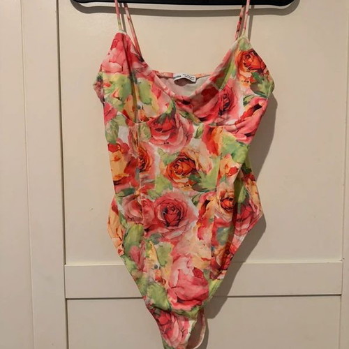 Bershka floral bodysuit like new, size M