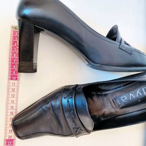 Vintage elegant leather pumps size 40 like new, black