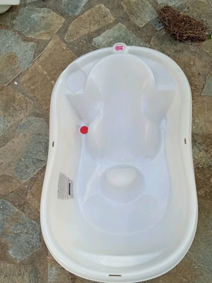 Baby bathtub with thermometer like new