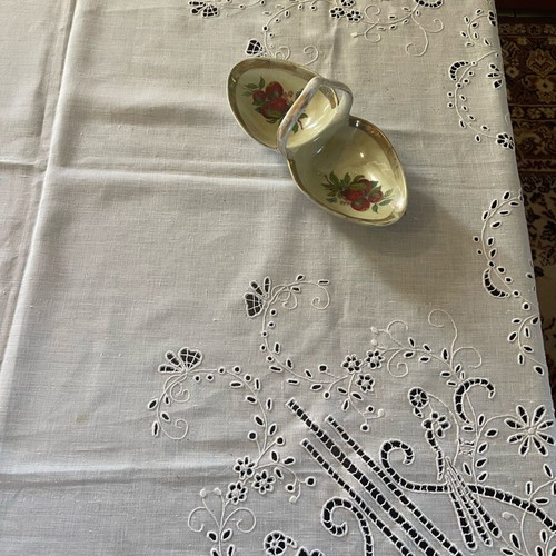 Cutwork tablecloth like new, handmade white linen fabric