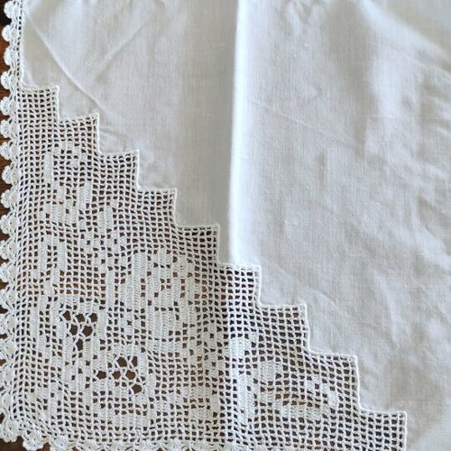 Table linens white embroidery like new, set of 2 pieces