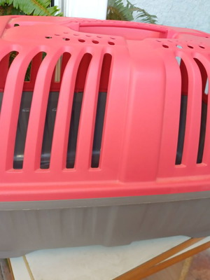 Pet carrier like new, small size 47x30x35 cm, gray/red with metal door