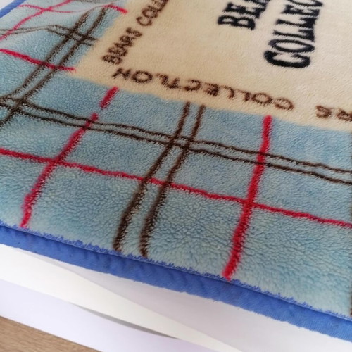 Children's blanket like new, very warm