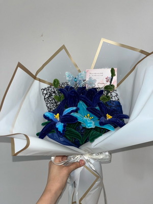 Blue bouquet made to order with 7 flowers in blue shades