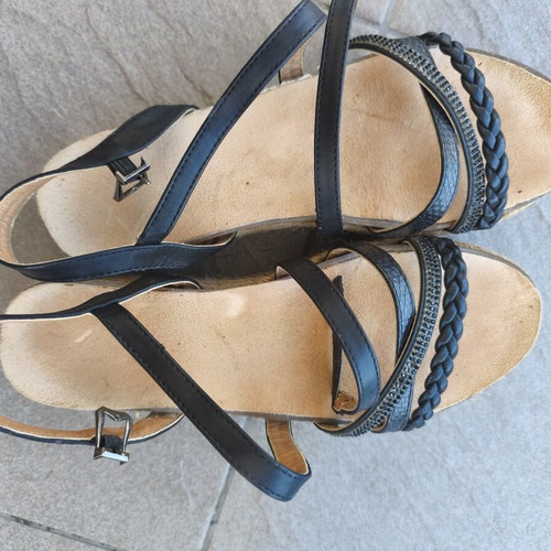 Flatform sandals used with black straps and glitter details, size 39