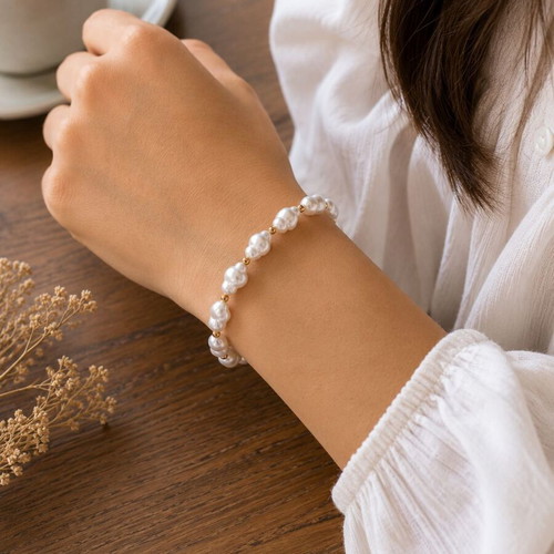 Women's bracelet with Baroque pearls and gold details