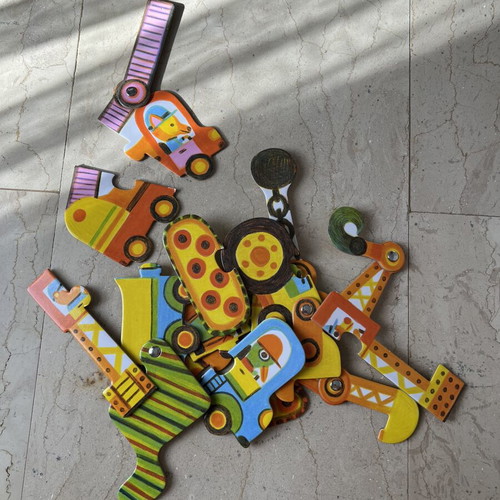 Children's puzzle with 6 different moving vehicle parts