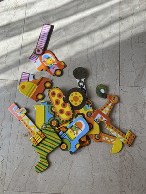 Children's puzzle with 6 different moving vehicle parts