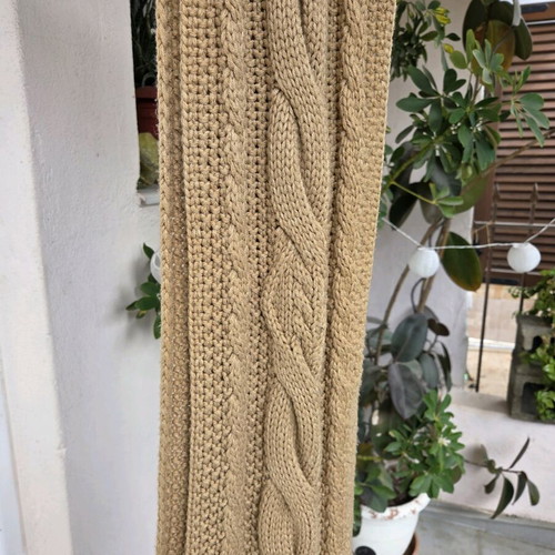 Chunky cable knit scarf like new, beige and mustard yellow