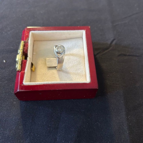 Silver 925 ring with white stone like new