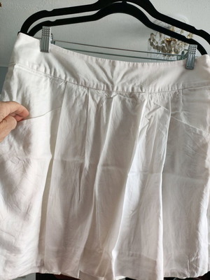 Lacoste white skirt like new with pleats and zipper