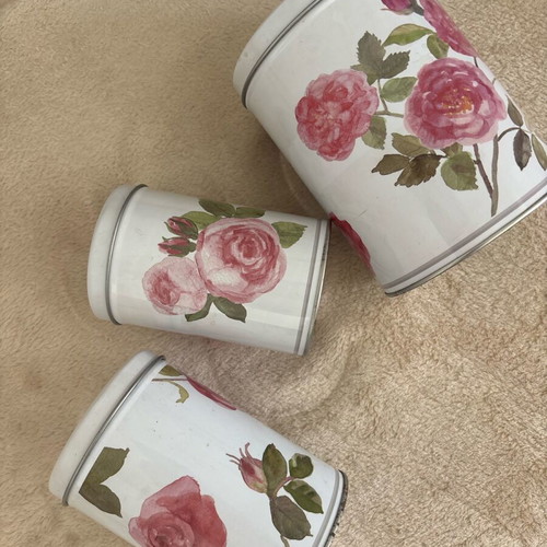 Kitchen storage tins like new, set of 3 with pink roses