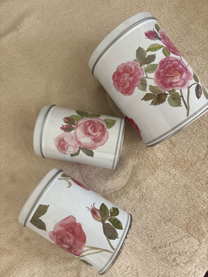 Kitchen storage tins like new, set of 3 with pink roses