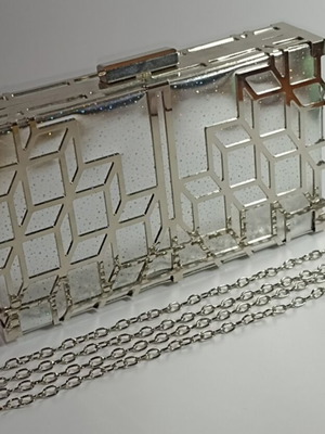Τσαντάκι clutch ασημί με χρυσές λεπτομέρειες