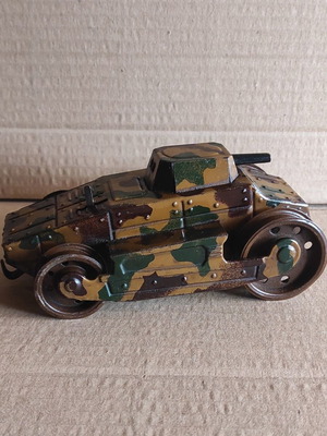 Tin tank toy used in very good cosmetic condition
