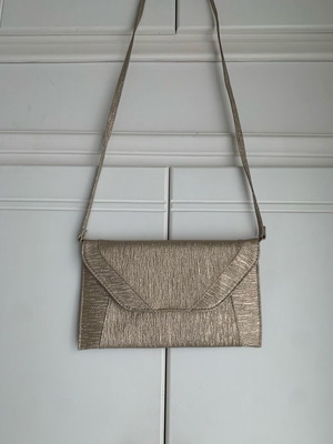 Gold shoulder bag like new, medium size