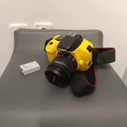 Canon 600D DSLR camera like new with EFS 18-55 lens and accessories