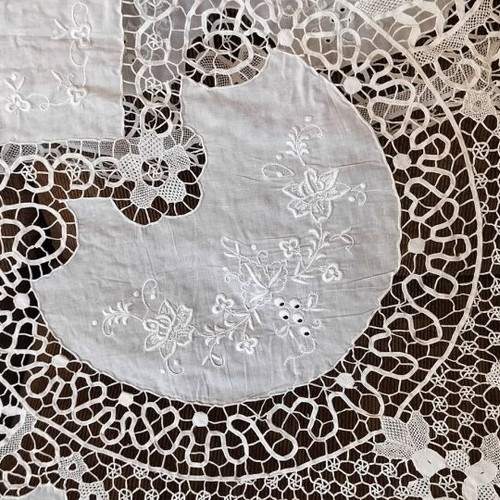 Cutwork embroidered tablecloth new 1.80x1.80
