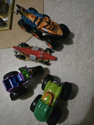 Hot Weels toy cars like new, all together