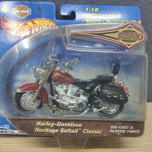 Hot Wheels Harley-Davidson Heritage Softail Classic 1/18 scale model