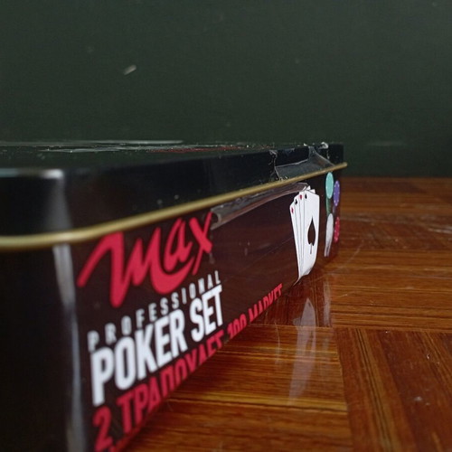 Max Professional XL Poker Set like new with 2 decks and 100 chips