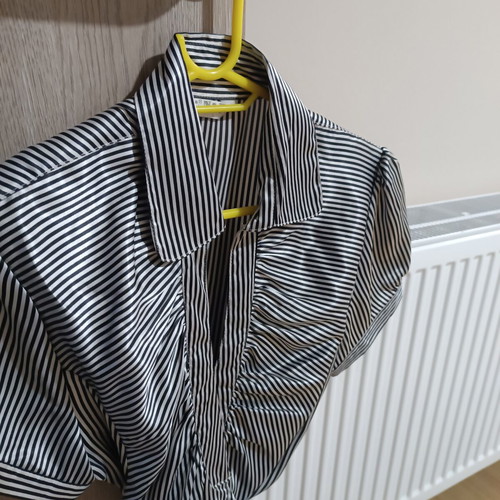 Shirt with short puffed sleeve and side bow, like new, black and white, size L
