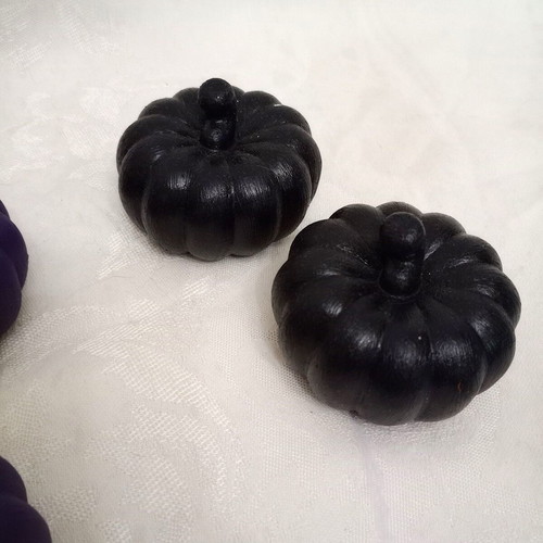 Resin pumpkins like new, pack of 10 for charms