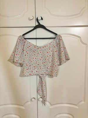 Φλοραλ crop top άσπρο σαν καινούργιο με άνοιγμα στην πλάτη