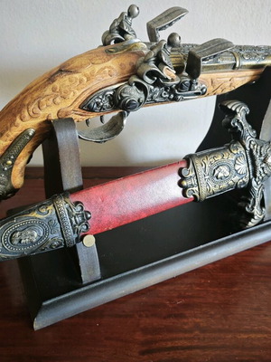 Decorative Napoleon pistol replica and sword like new