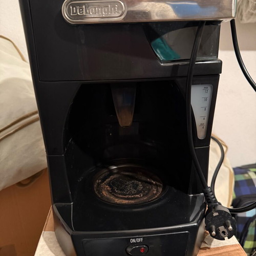 Delonghi French Coffee Maker used, slightly cracked carafe