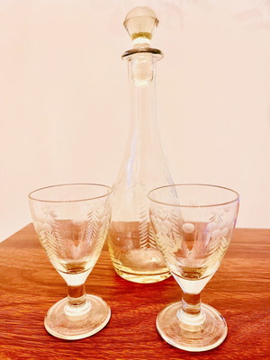 Vintage crystal liqueur set like new, decanter 23cm & 2 glasses