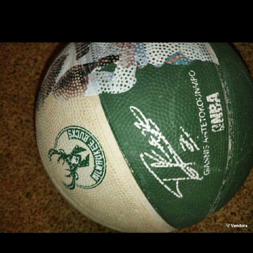 Basketball with Giannis Antetokounmpo official replica, like new