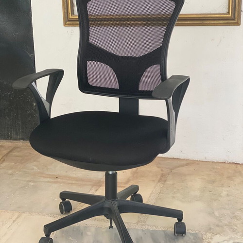 Office chair like new with minor height adjustment issue